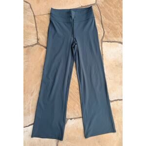 Vuori Women's Daily Wideleg Legging Pants - VW489 - M Light Green Grey